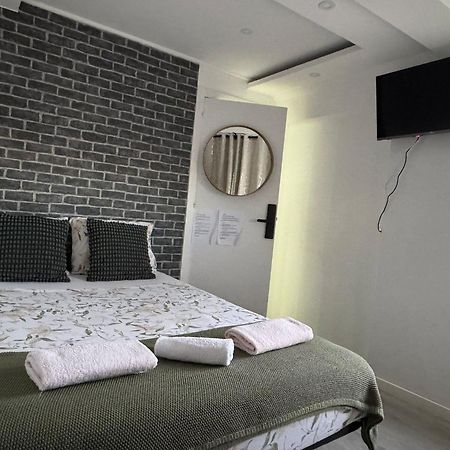 Airport Room Lisbon Bagian luar foto