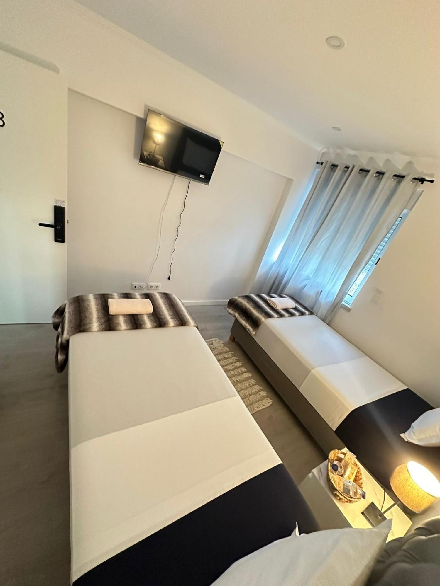 Airport Room Lisbon Bagian luar foto